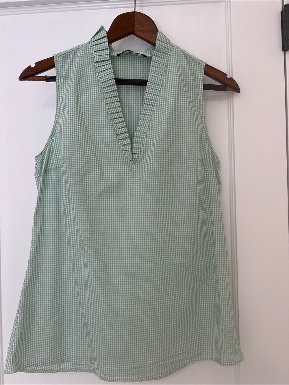Mudo Sleeveless blouse with Ruffled Neckline